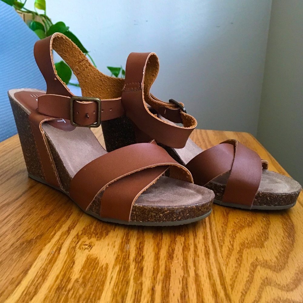 Brown Wedge Sandal Size 6